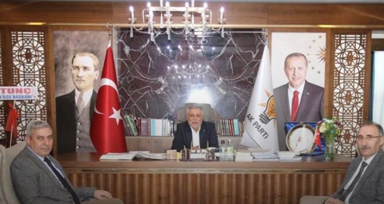 Devletin değil AKP’nin rektörü… AKP il binasına gidip poz verdiler