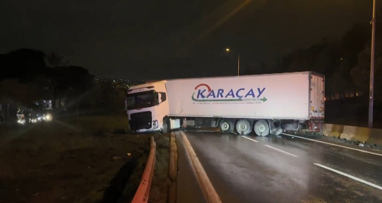 Makaslayan TIR, D-100 kara yolunu trafiğe kapattı